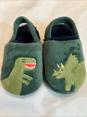 “🩷Bundle 4/$19” Toddler size 7/8 Children's Green Dinosaur Plush Slippers shoes